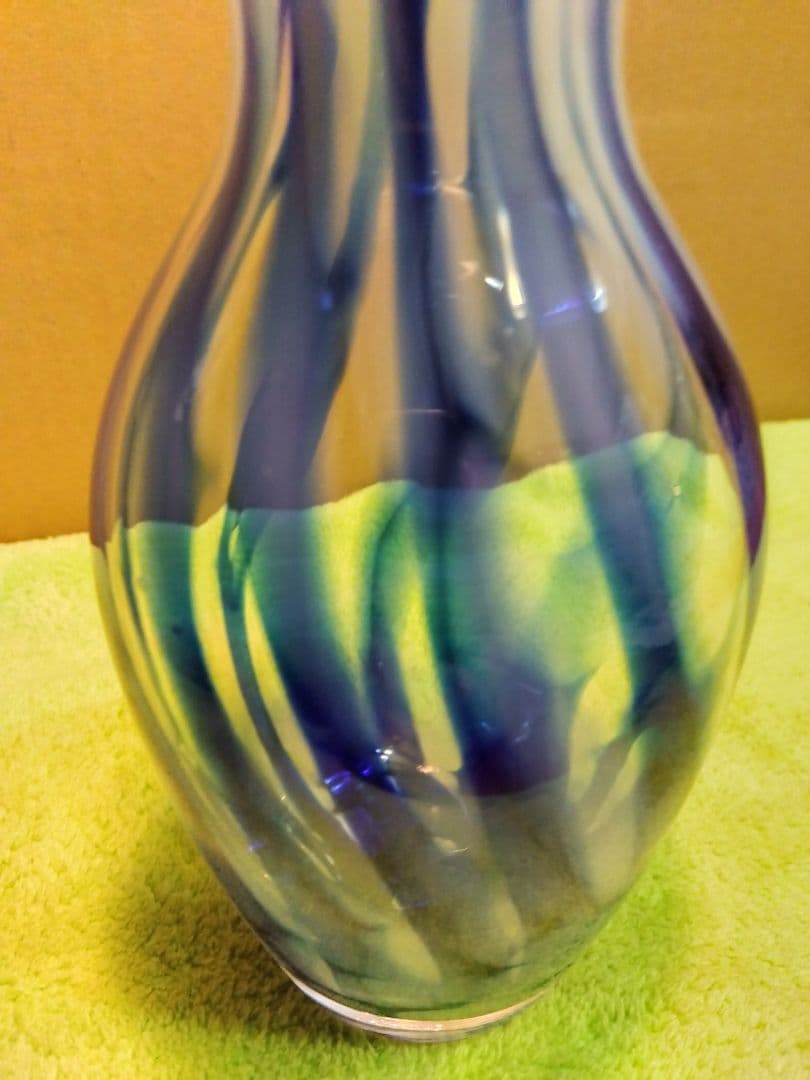 ウランガラス花瓶 (青＆透明のストライプ模様)