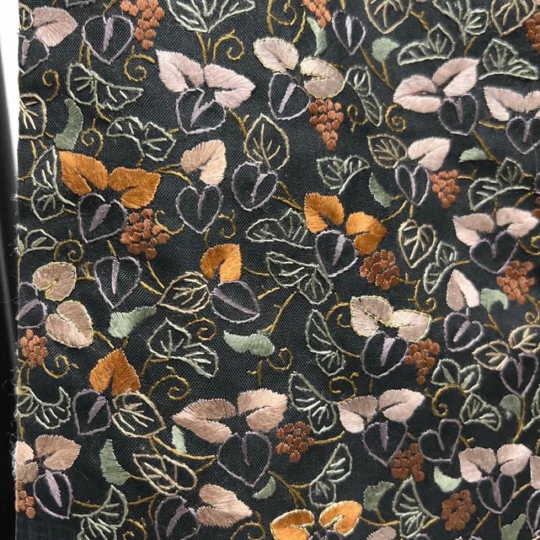 付け下げ　染大島紬　刺繍　葡萄　蔦　黒地　紋無し　着物　093a d