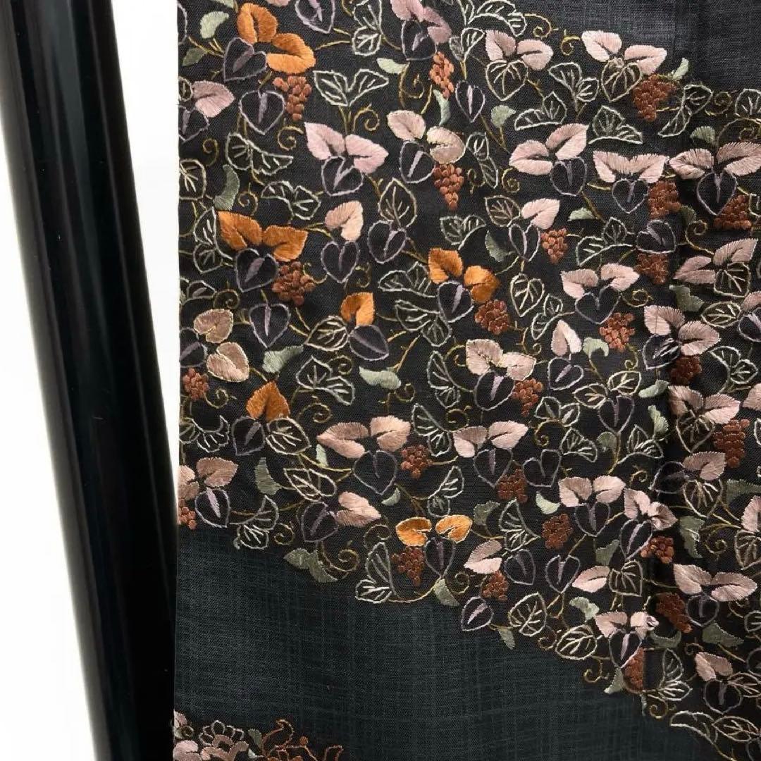 付け下げ　染大島紬　刺繍　葡萄　蔦　黒地　紋無し　着物　093a d