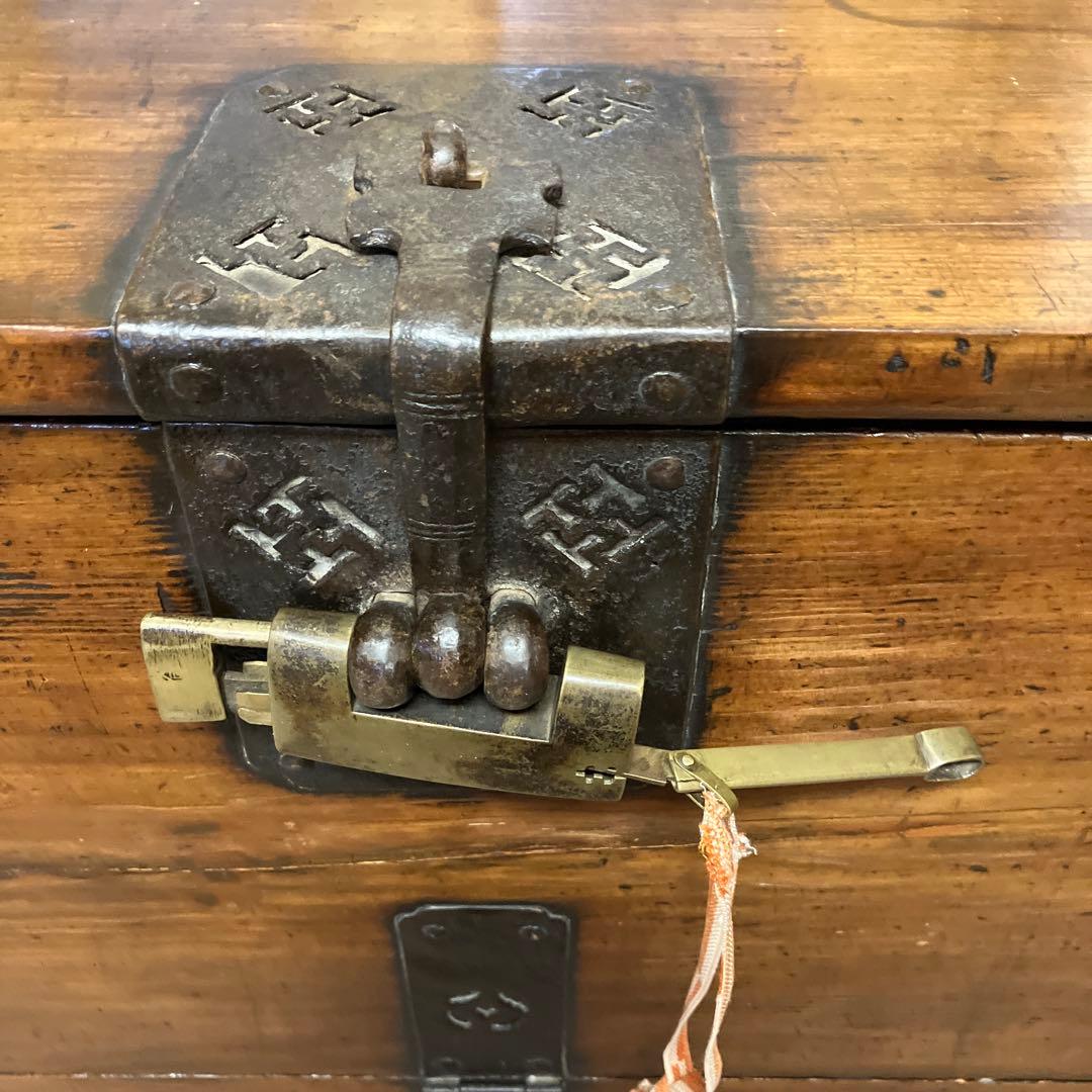 アンティークな李朝家具バンダジ（横幅８１㌢、奥行４３㌢、高さ７５㌢　錠前付き）