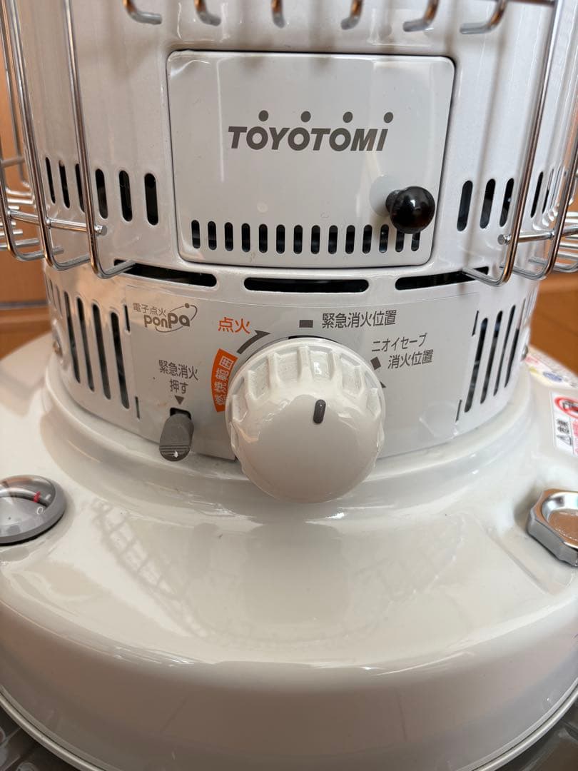 【手渡し限定】トヨトミ 対流型石油ストーブ KS-67H ホワイト 17〜24畳