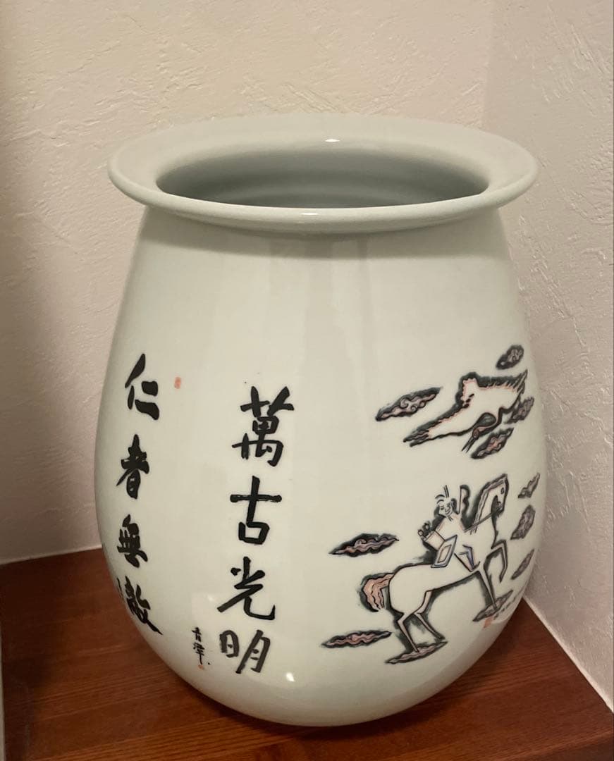 白磁の馬の絵柄の陶器花瓶