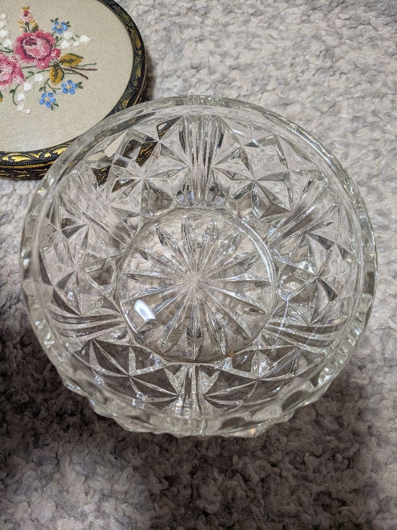 プチポワン花柄蓋付きクリスタルガラス容器