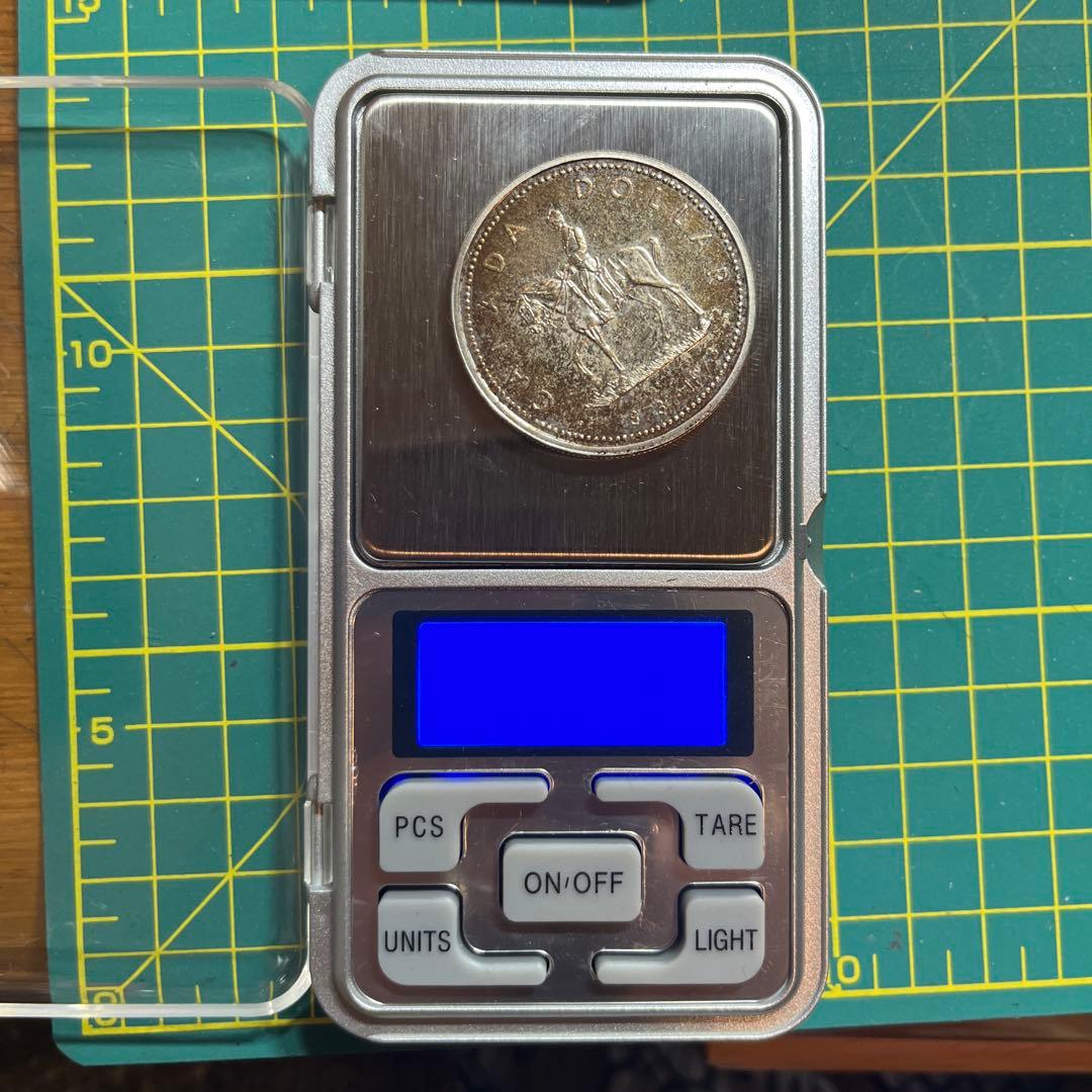 ケース入りの銀貨セット