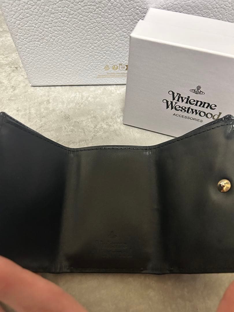 Vivienne Westwoodオンライン限三つ折り財布 パテントレザー箱付き