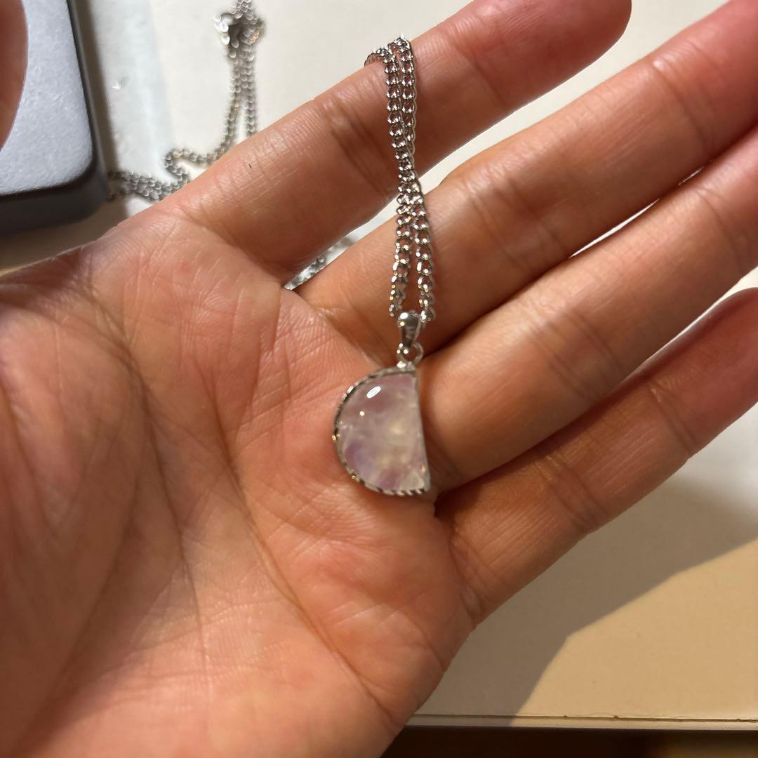 青く光る！ブルームーンたんのネックレスたん！