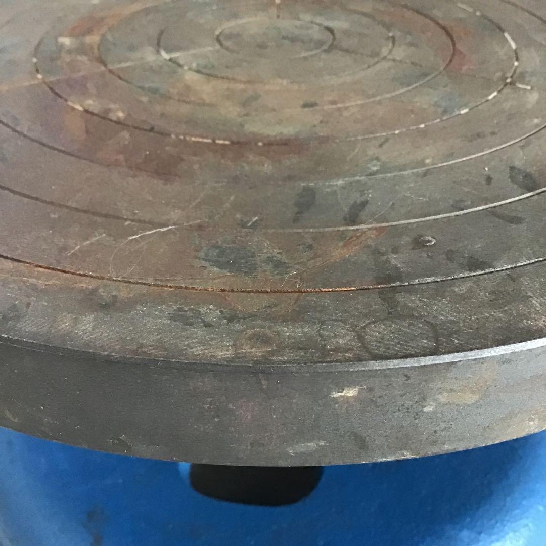 茶道具　鉄製　廻転台　炉の灰用摺鉢回転台　サビ有り　配送用箱　S1045KD