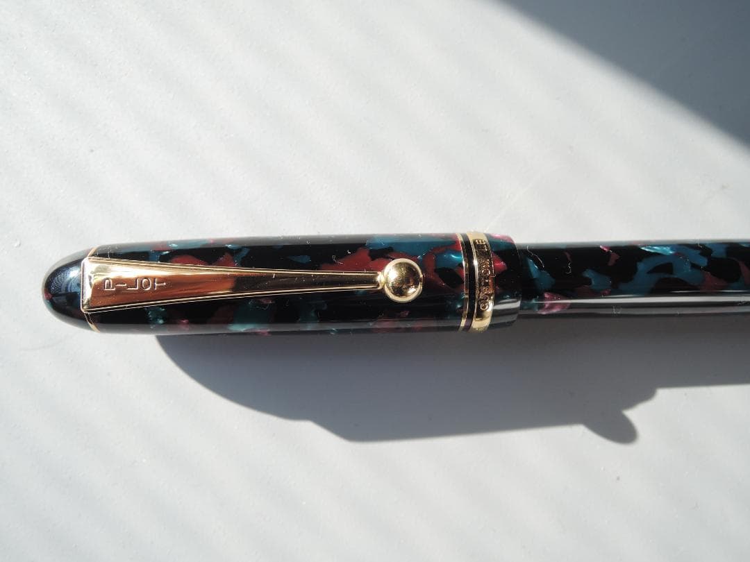 PILOT CUSTOM LE ボールペン　(本体色は赤青主体のモザイク)