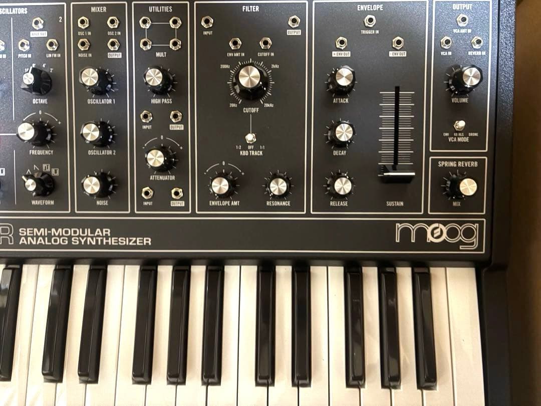 Moog GRANDMOTHER セミモジュラーシンセサイザー