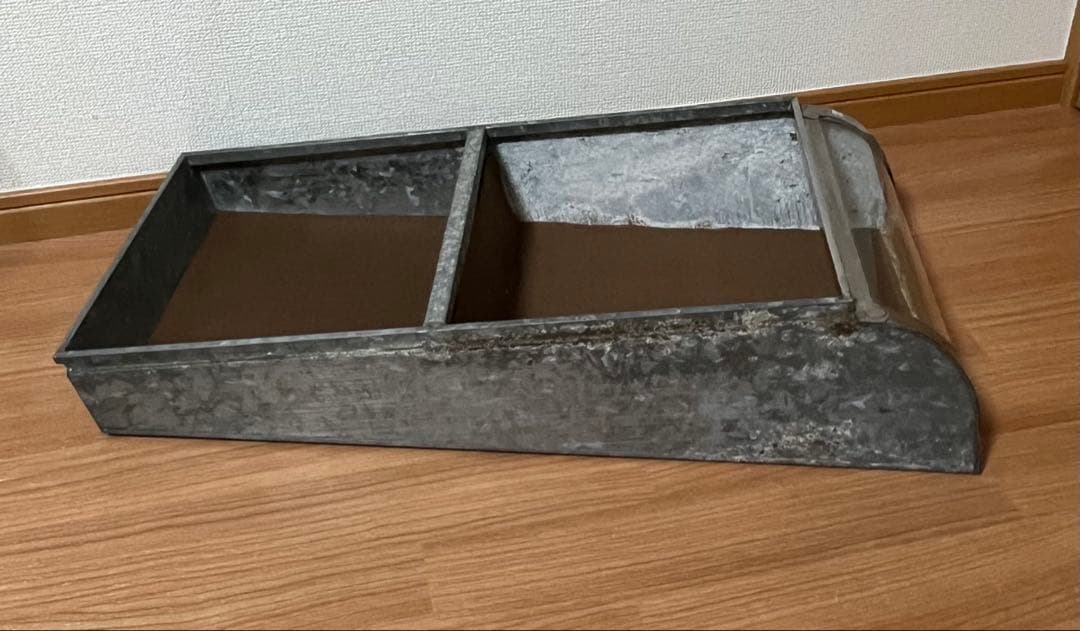 【1月限定価格】昭和レトロ　ブリキ製ショーケース（2枚扉、取り外し可能）