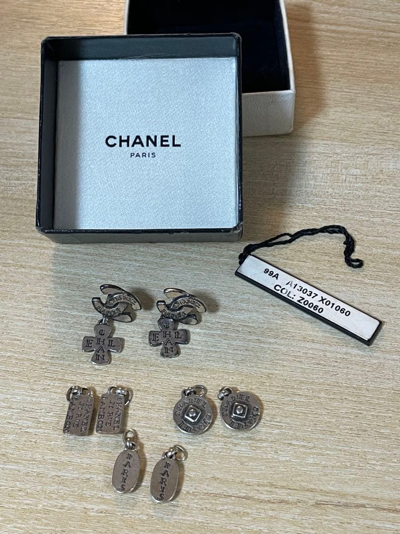 CHANELシルバーチャームピアス