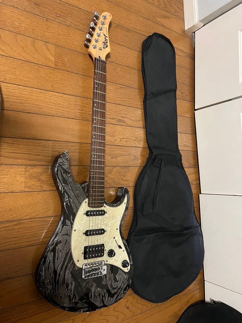 Cort エレキギター ブラック/ホワイト ギターケース付目立った傷などないです