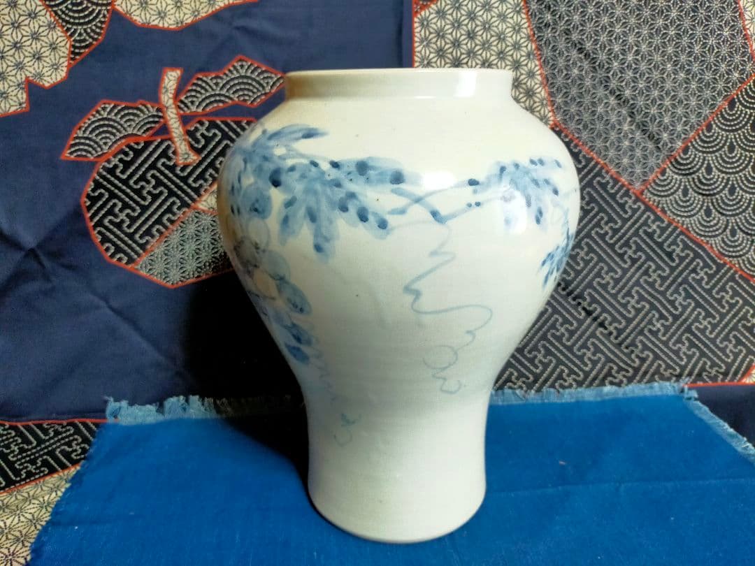 韓国【人間文化財】　池 順鐸作　白磁染付手描き葡萄文花瓶(壷)