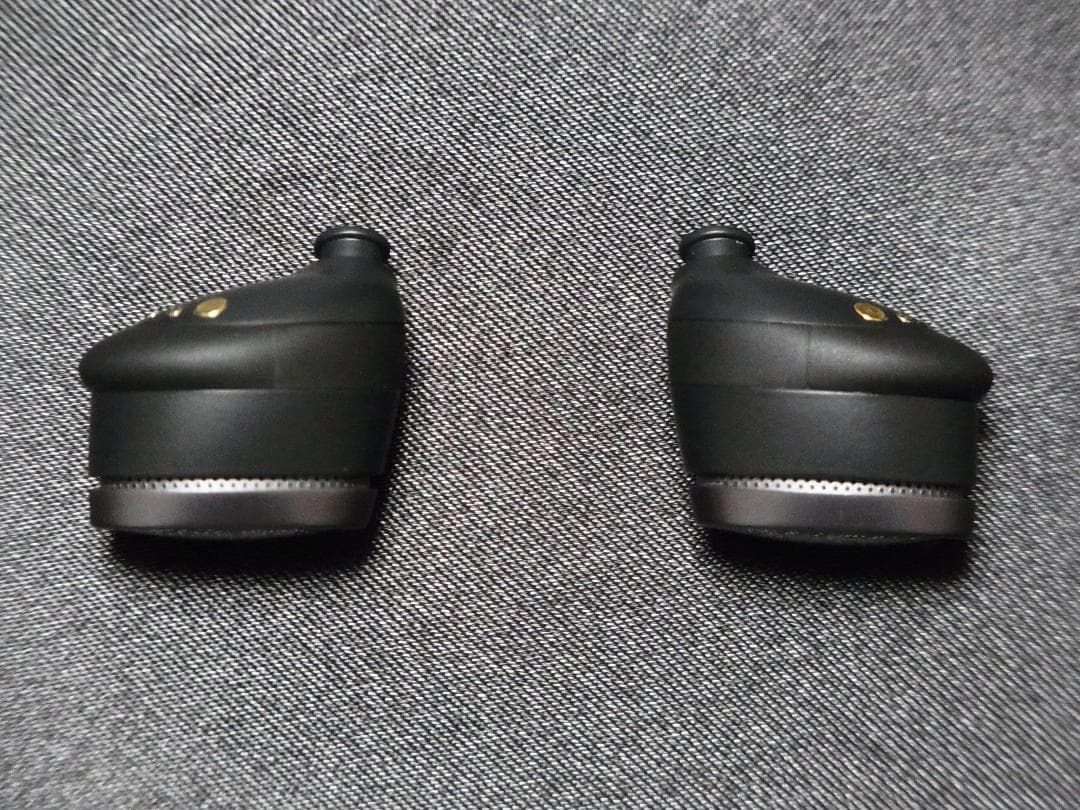 【ほぼ新品！】 Bowers & Wilkins Pi8 ブラック、保護ケース付