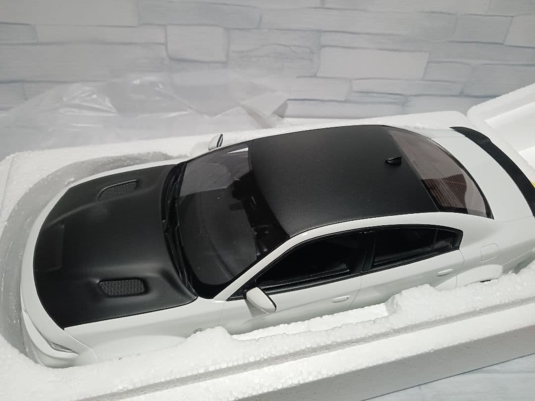 1/18 GTスピリット　ダッジ　チャージャー　ヘルキャット　ミニカー　ホワイト