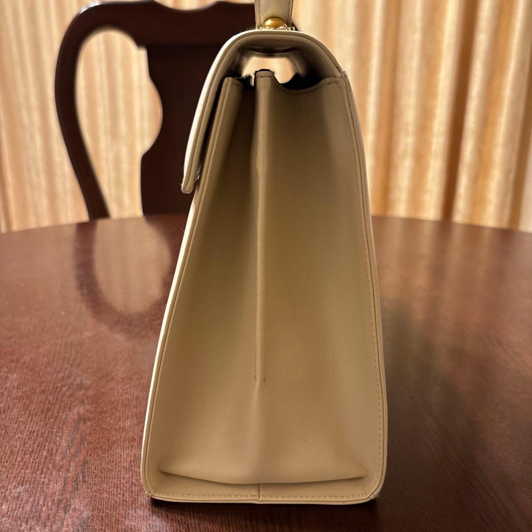 フェラガモ ガンチーニ トップハンドル 白　ショルダー付属