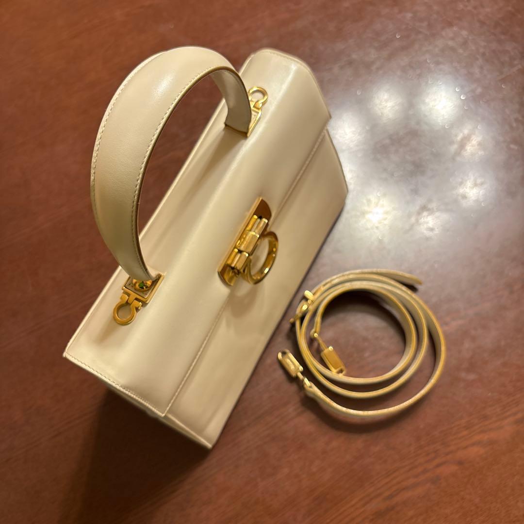 フェラガモ ガンチーニ トップハンドル 白　ショルダー付属