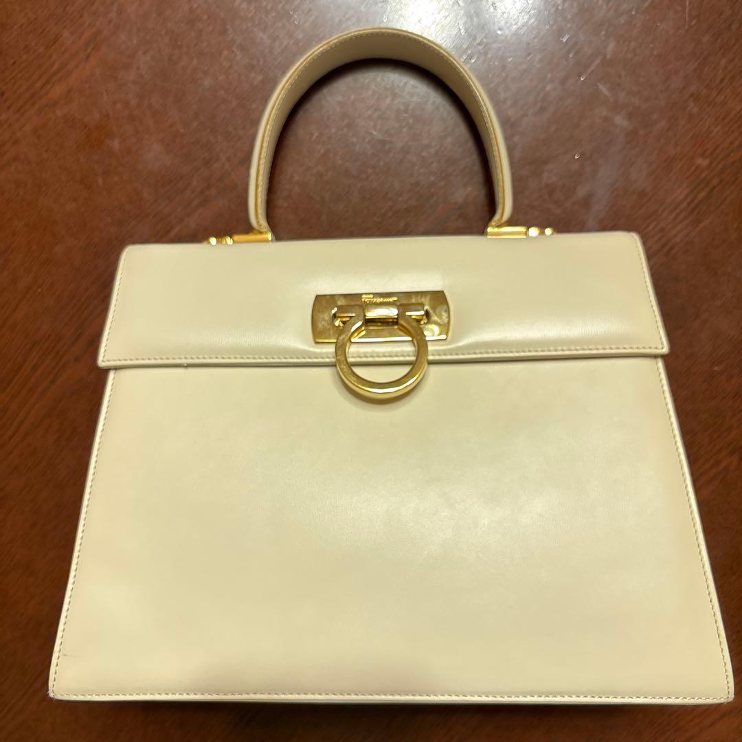 フェラガモ ガンチーニ トップハンドル 白　ショルダー付属