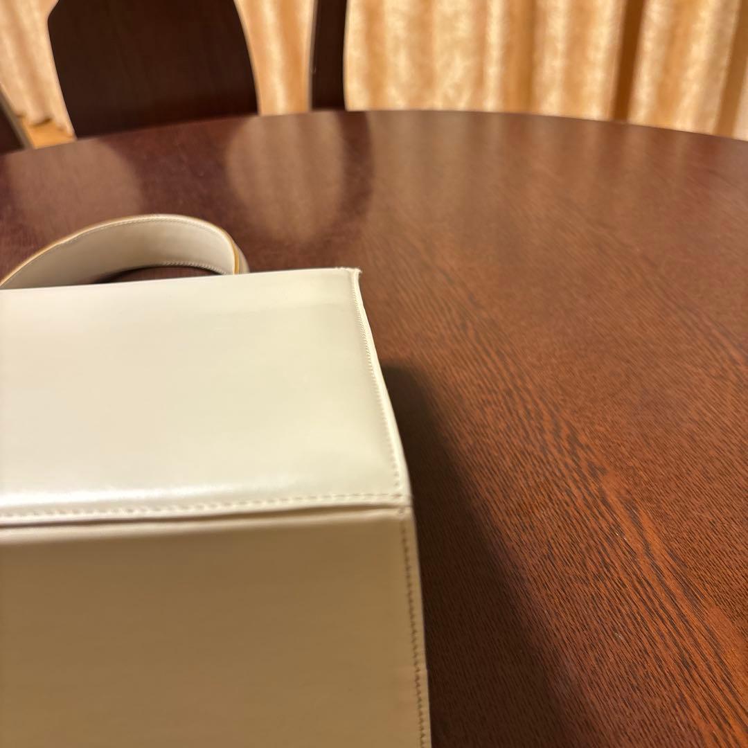 フェラガモ ガンチーニ トップハンドル 白　ショルダー付属