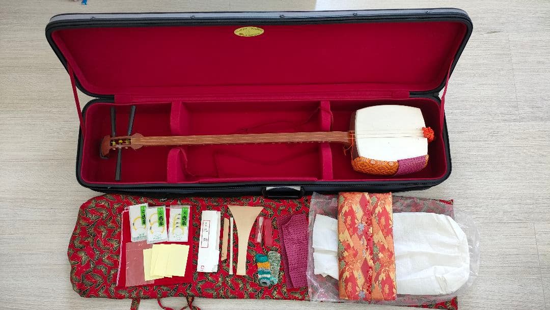 皮裂け気味の小さい傷あり　細棹三味線セット