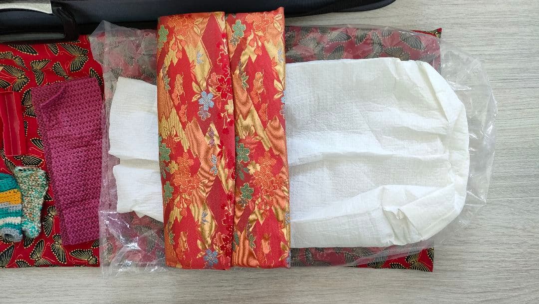 皮裂け気味の小さい傷あり　細棹三味線セット