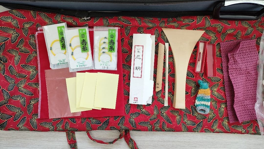 皮裂け気味の小さい傷あり　細棹三味線セット