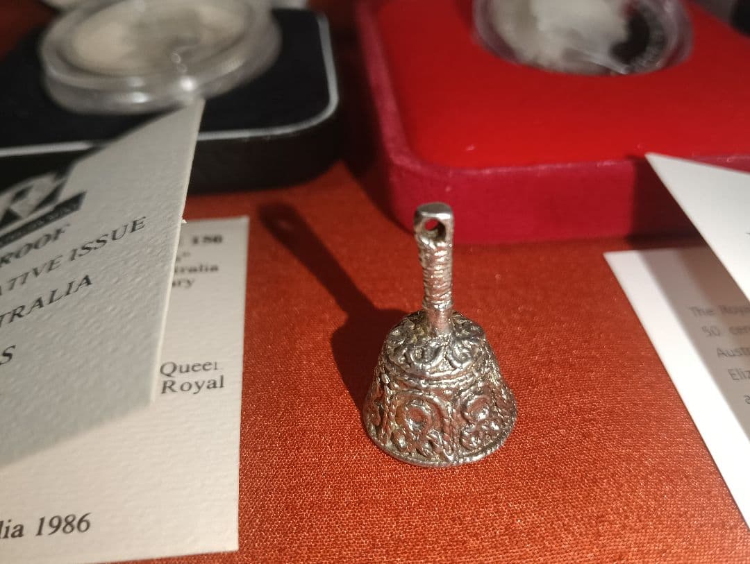 k*i様 希少 オーストラリア記念銀貨2種＆純銀製ビンテージ ベル型チャーム