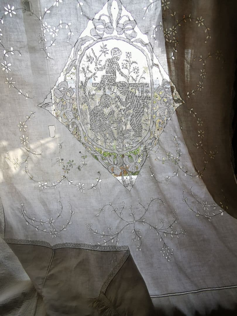 アンティークフランス 天使のフィレレース アイレット草花刺繍タッセル付大判クロス