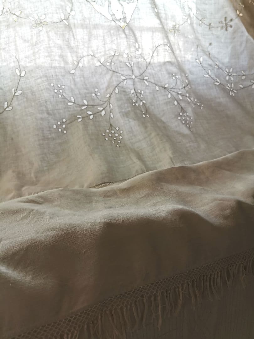 アンティークフランス 天使のフィレレース アイレット草花刺繍タッセル付大判クロス