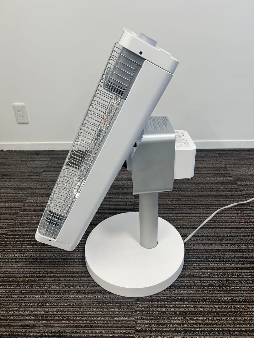 ダイキン　遠赤外線電気ヒーター 人感センサー付き￼