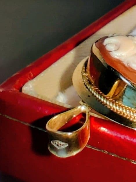 イタリア　ナポリ　18K　シェルカメオ ペンダントトップ/ブローチ