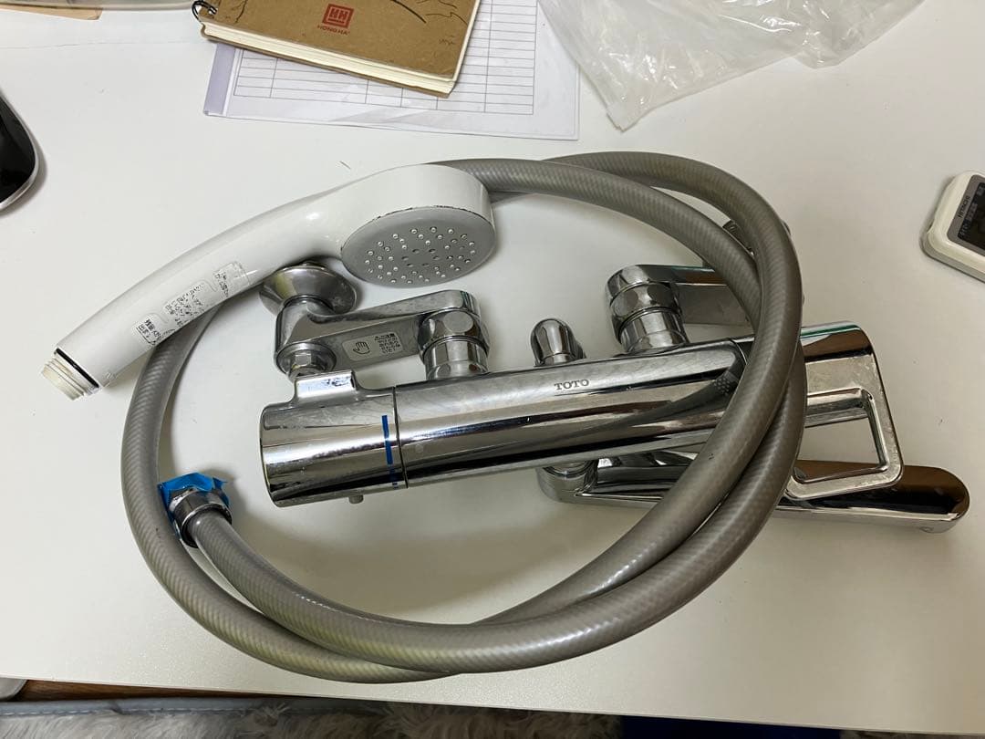 TOTO製の 壁付けサーモスタット混合水栓（シャワー付き）