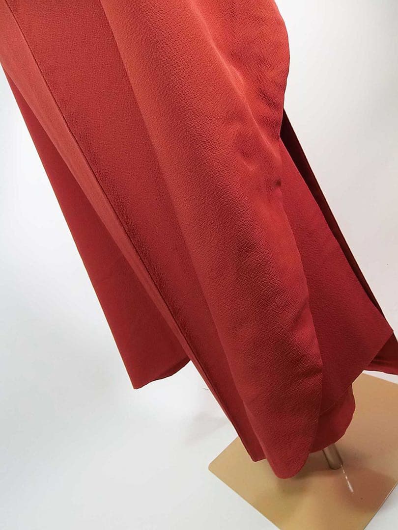 美品　振袖　色無地　シンプルな縮緬　着物　正絹　やや淡い赤色