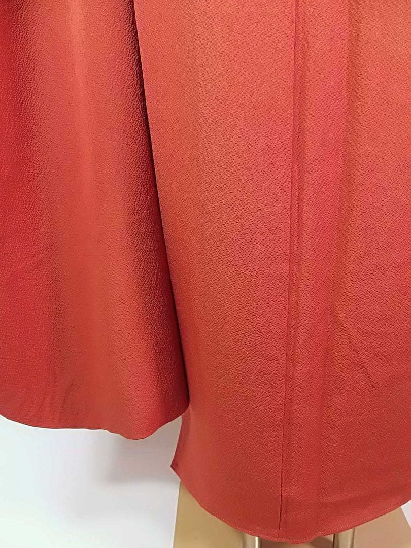 美品　振袖　色無地　シンプルな縮緬　着物　正絹　やや淡い赤色