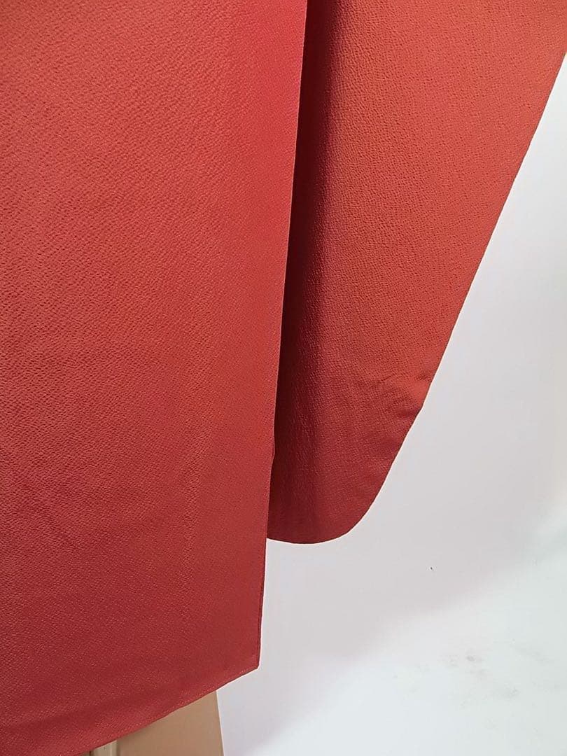 美品　振袖　色無地　シンプルな縮緬　着物　正絹　やや淡い赤色