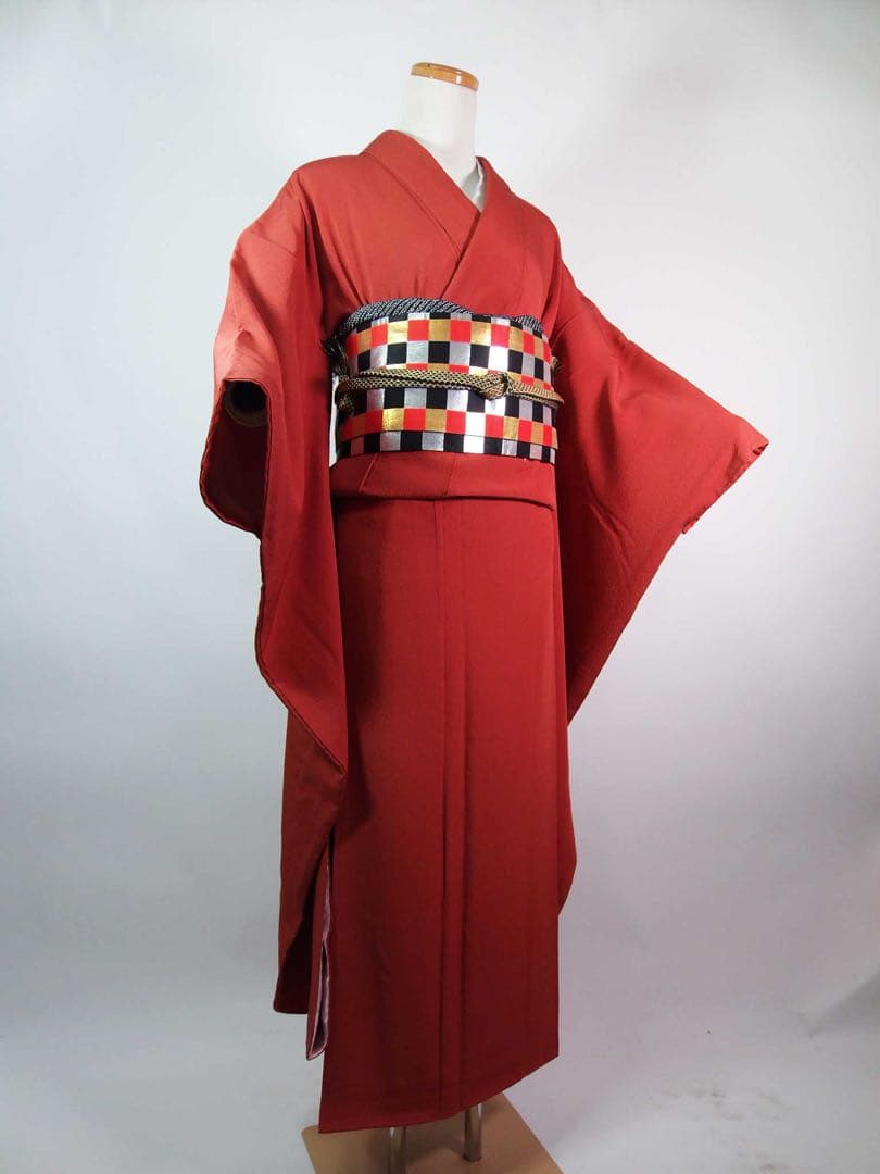 美品　振袖　色無地　シンプルな縮緬　着物　正絹　やや淡い赤色