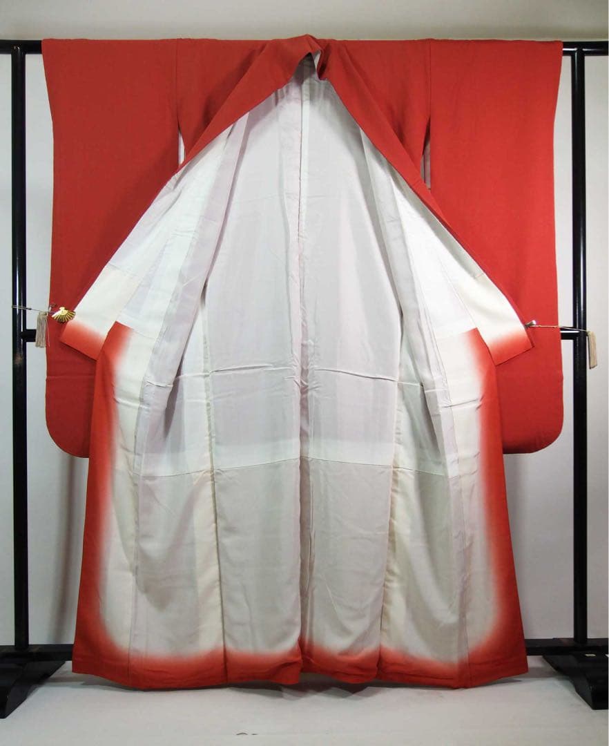 美品　振袖　色無地　シンプルな縮緬　着物　正絹　やや淡い赤色