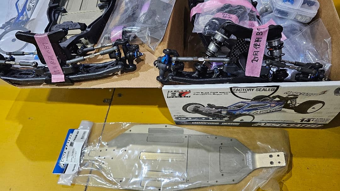 ASSOCIATED RC10 B7を2台(フルオプション)と大量スペアパーツ付