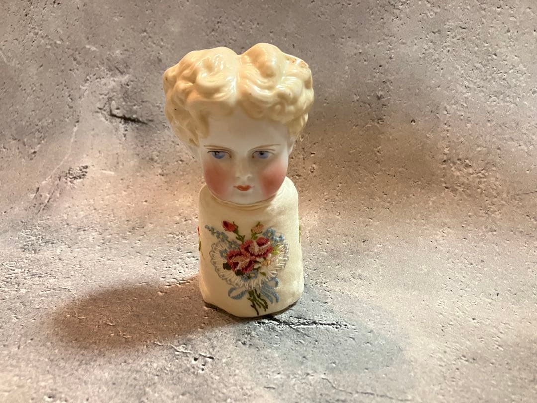 ドイツ　アンティーク　チャイナヘッドドール　希少なハンドメイド刺繍アレンジ