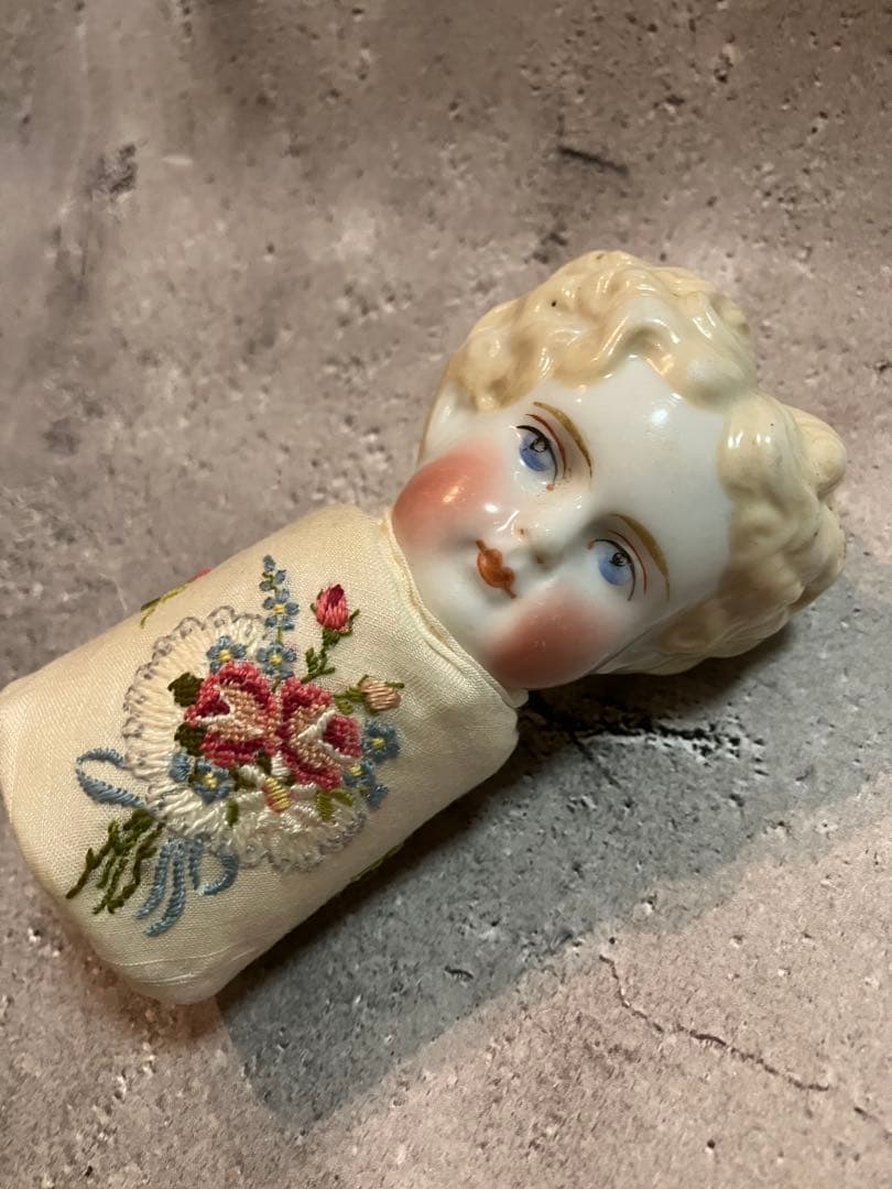 ドイツ　アンティーク　チャイナヘッドドール　希少なハンドメイド刺繍アレンジ