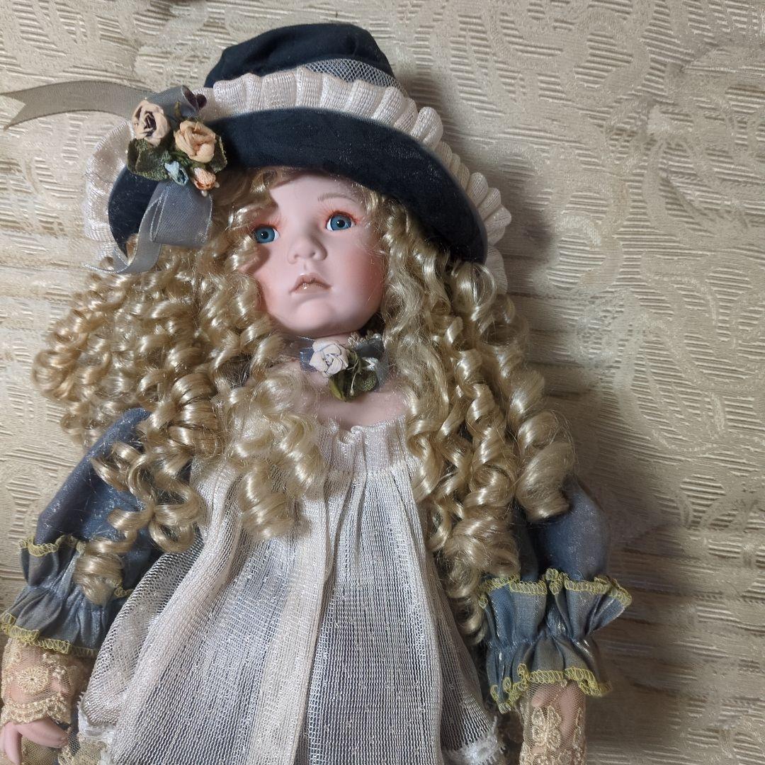 レース装飾のドール