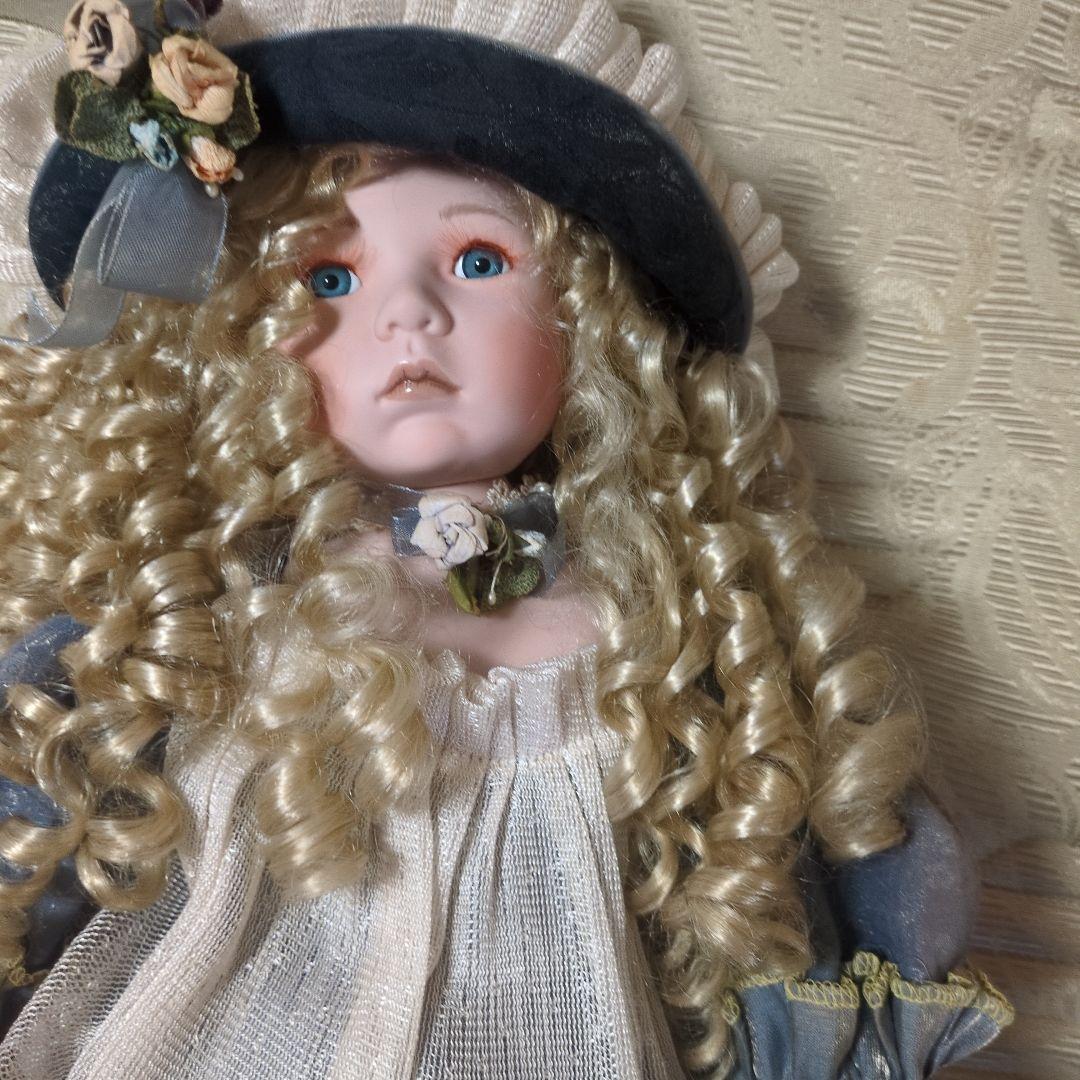 レース装飾のドール