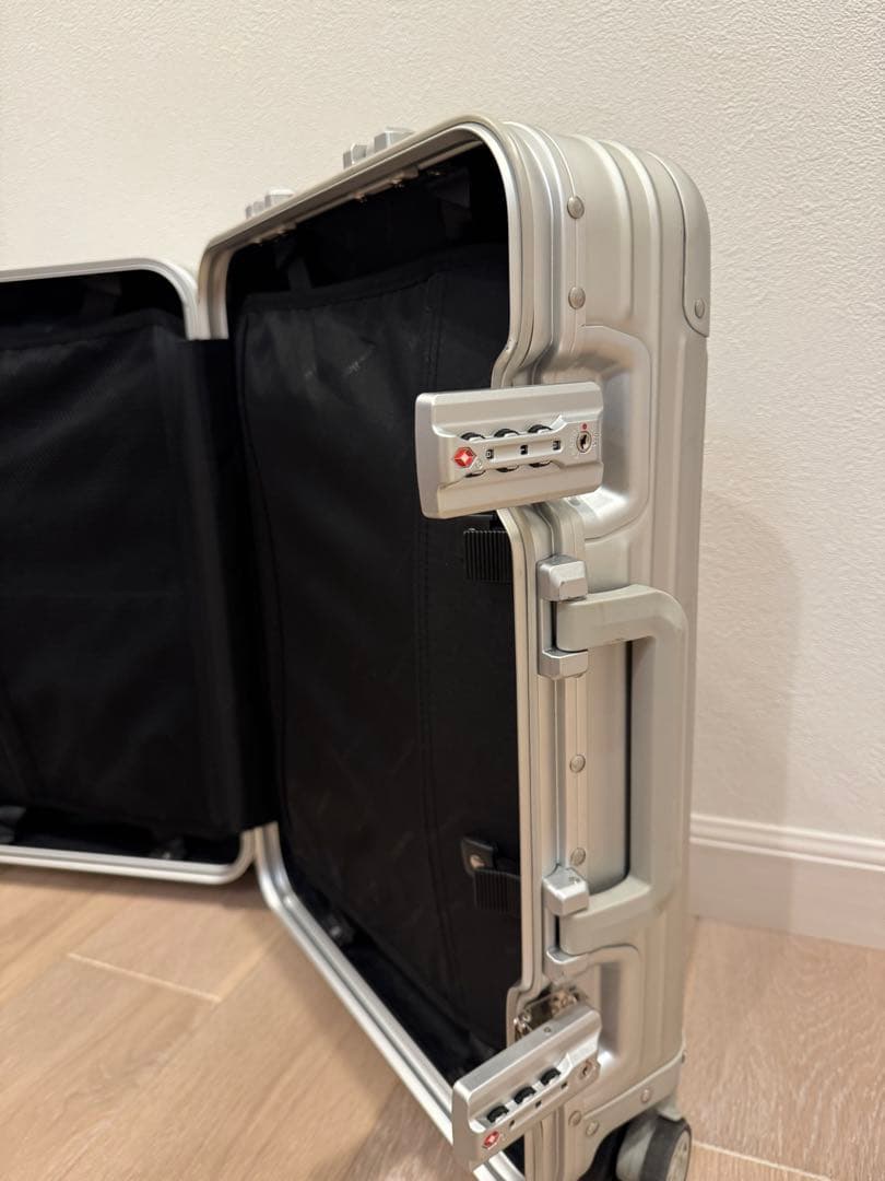 メルセデスベンツ アルミスーツケース　機内持込み　32L
