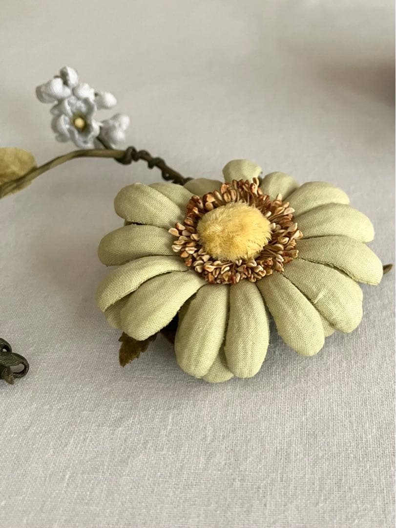 美品 kanekoisao カネコイサオ お花 コサージュ 雛菊 ヒナギク 2個