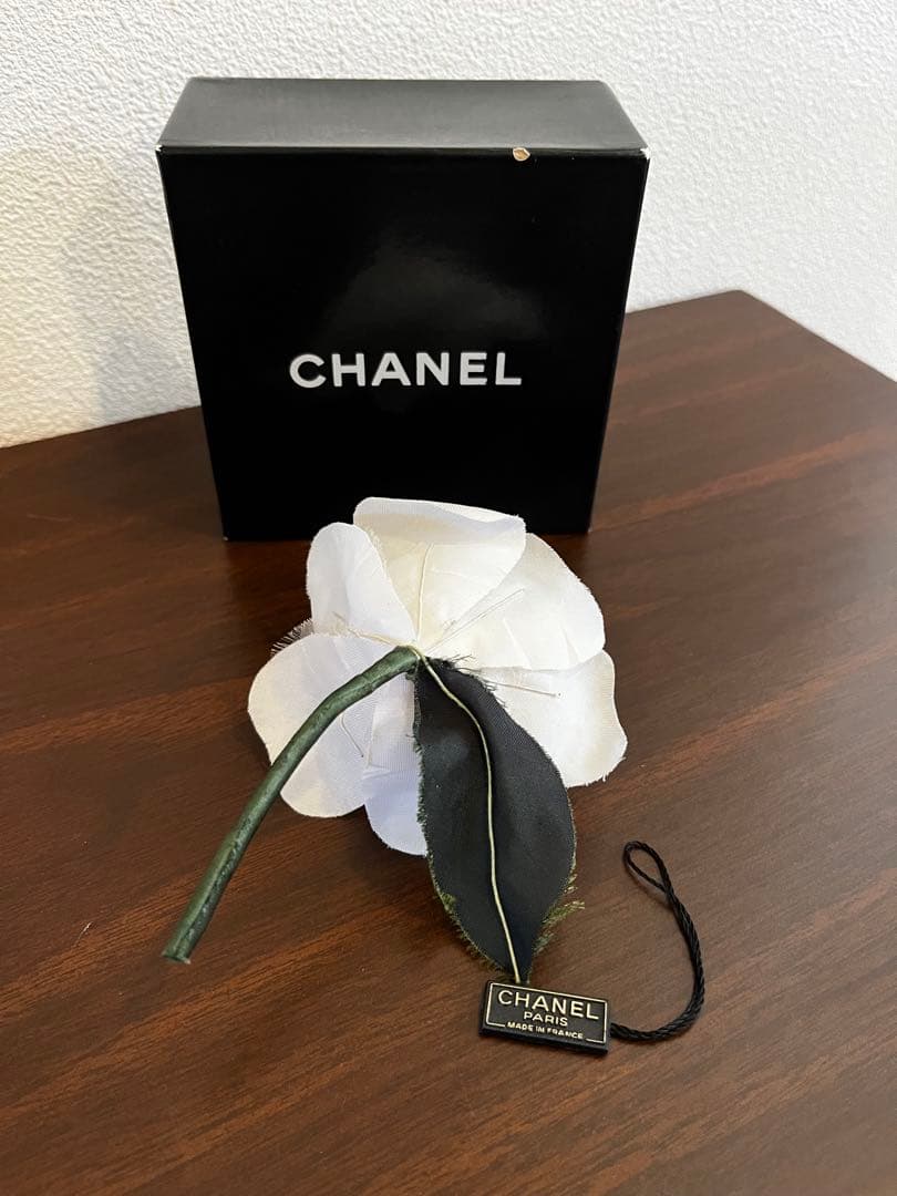 CHANEL ホワイトフラワーコサージュ