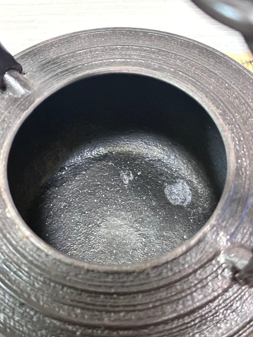 ＵＳＥＤ、美品　岩手県奥州 佐秋鋳造所 佐藤守巨造 捻鉉 糸目文様　南部鉄瓶