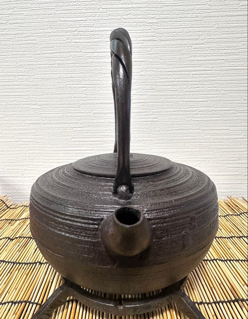 ＵＳＥＤ、美品　岩手県奥州 佐秋鋳造所 佐藤守巨造 捻鉉 糸目文様　南部鉄瓶