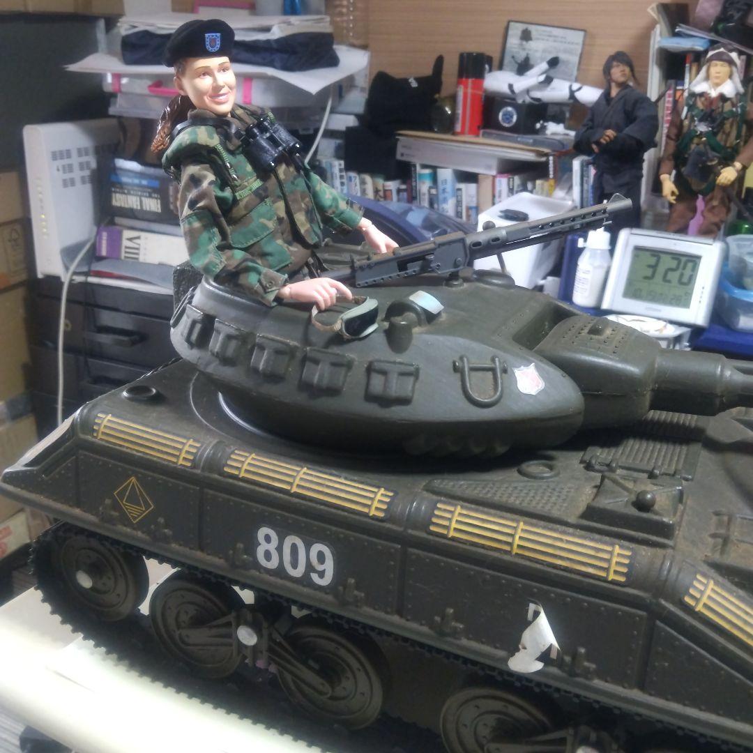 ドラゴン1/6女性兵士と同スケールのスコーピオン軽戦車かシュリダン戦車？のセット