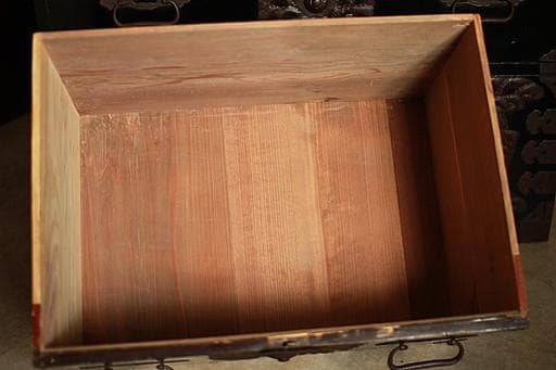 Akamaru 　綺麗な打ち出し金具時代庄内箪笥　扉付き　時代箪笥