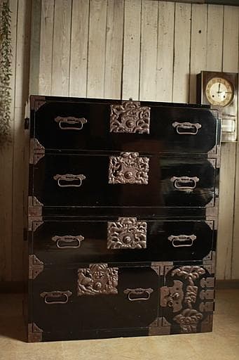 Akamaru 　綺麗な打ち出し金具時代庄内箪笥　扉付き　時代箪笥